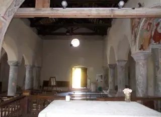 Interno verso controfacciata - Chiesa di San Pietro o San Peyre a Stroppo