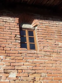 Finestra sul fianco destro - Chiesa di San Giovanni Battista a Berzano di San Pietro