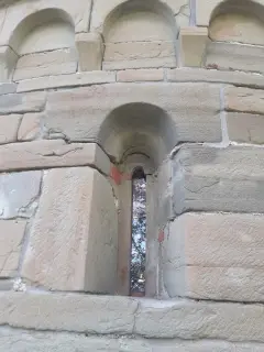 Monofora absidale - Chiesa di San Giovanni Battista a Berzano di San Pietro