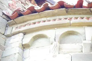 Particolare fregio a dente di sega - Chiesa di San Giovanni Battista a Berzano di San Pietro