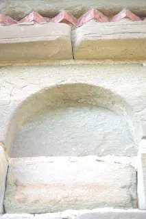 Particolare fregio a dente di sega - Chiesa di San Giovanni Battista a Berzano di San Pietro