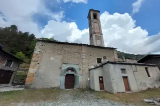 Fianco e portale laterale - Chiesa di Santa Maria Assunta a SampeyreFrazione Villar
