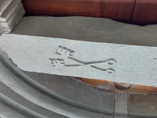 Sculture portale laterale - Chiesa di Santa Maria Assunta a SampeyreFrazione Villar