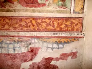 Parete sinistra, scritta gotica THOMAS ET MATHEUS FRES DE... - Cappella dell' Annunciata a ValmalaFrazione Chiot Martin