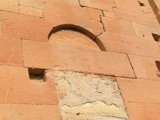 Porta tamponata e scritte - Chiesa di San Giorgio e Madonna delle Grazie a Casorzo