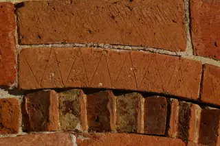 Particolare del fregio a dente di sega e a dente d - Pieve di Sant'Andrea a Cerreto d'AstiFrazione Casaglio