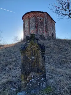 Abside e vecchia lapide del cimitero scomparso - Pieve di Santa Maria Assunta o di Pisenzana a Montechiaro d'Asti