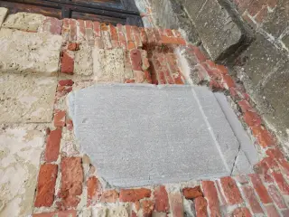 Lapide romana in facciata - Chiesa di San Pietro al Cimitero a Portacomaro