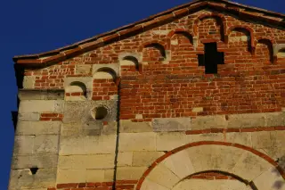 Archetti pensili e oculo sinistro - Chiesa di San Pietro al Cimitero a Portacomaro