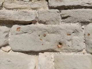 Blocco di arenaria con proiettili II guerra mond. - Chiesa di San Michele a TonengoFrazione Ottini