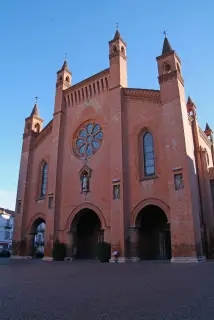 Facciata - Duomo o Cattedrale di San Lorenzo a Alba
