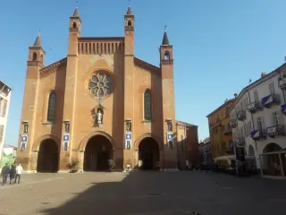 Facciata - Duomo o Cattedrale di San Lorenzo a Alba