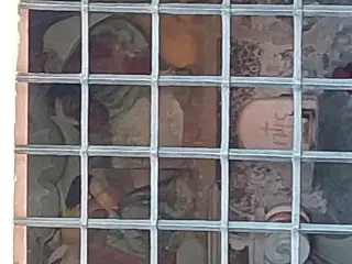 Affreschi visti dall'esterno del portico attraverso la finestrella votiva - Cappella di San Giovanni Evangelista a Centallo