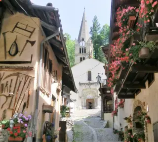 Facciata - Parrocchiale di Nostra Signora della Neve a Cesana TorineseFrazione Bousson