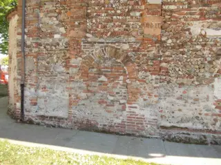 Porta cimteriale fianco nord - Chiesa di San Pietro a Cavallermaggiore