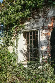 Finestra in facciata - Resti Chiesa di Santa Maria in Castellazzo a CureggioFrazione Castellazzo