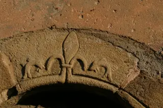 Bassorilievo con delfini - Cappella di San Rocco e San Sebastiano a Exilles