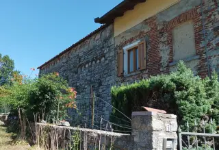 Fianco e archetti pensili - Oratorio di Sant'Andrea a Gattico