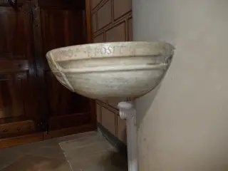 Acquasantiera conti Galateri «GENO(L)a - P(RAE)POSITVS» - Parrocchiale di San Michele Arcangelo a Genola