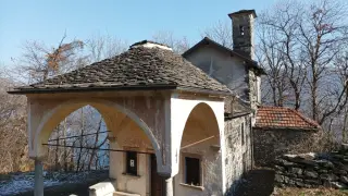 Portico - Oratorio di San Giulio o della Natività di Maria Santissima a PellaFrazione Ronco Superiore