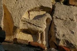 Fregio di uccello che becca - Chiesa Cimiteriale dei Santi Vittore e Corona a Montiglio MonferratoFrazione Colcavagno