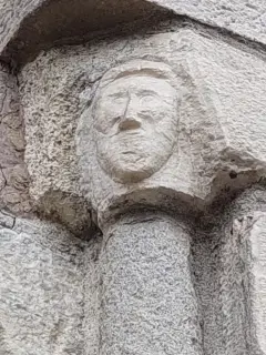 Portale dettaglio volto scolpito - Parrocchiale di San Massimo a Isasca
