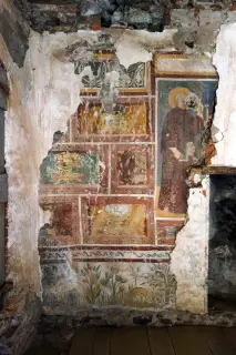 Tracce di affreschi e santo - Parrocchiale Cripta di Sant'Olimpio o San Pietro o San Biagio a Lenta