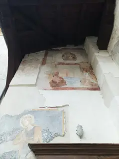 Affreschi vicino al portale - Cappella della Parrocchiale di San Pietro e Paolo a Boccioleto