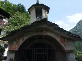 Facciata - Cappella della Madonna di Loreto o il Gesietto a BoccioletoFrazione Oro