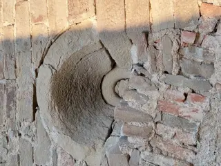 Monofora tamponata - Chiesa o Pieve della Madonna della Pieve o di Santa Maria a Cortemilia