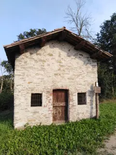 Facciata - Cappella di San Bernardo da Mentone a LesegnoFrazione Castellazzo
