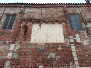 Fianco con archetti pensili e orologio solare - Chiesa di Maria Santissima Assunta o de Isana a Livorno Ferraris