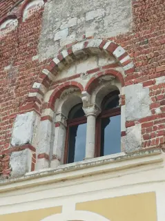 Bifora in facciata - Chiesa di Maria Santissima Assunta o de Isana a Livorno Ferraris