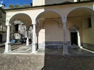 Fianco e porticato - Chiesa di San Rocco a LoregliaFrazione Chesio